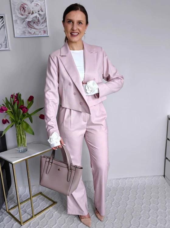 Krótki elegancki żakiet z guzikami jasny róż premium