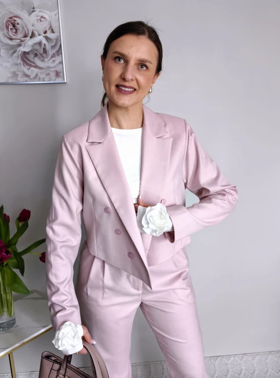 Krótki elegancki żakiet z guzikami jasny róż premium