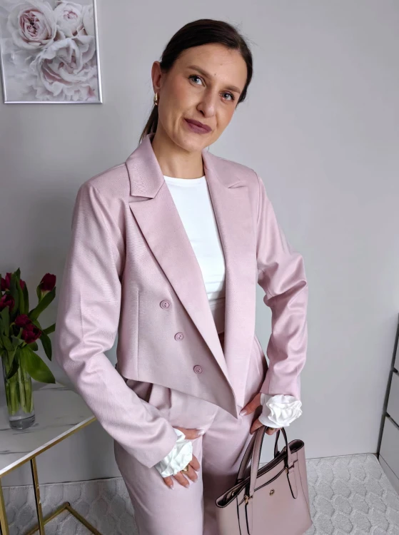Krótki elegancki żakiet z guzikami jasny róż premium