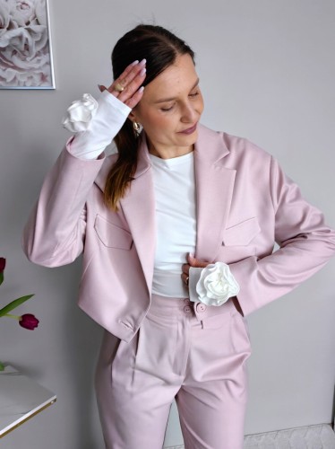 Krótki elegancki żakiet z patkami jasny róż premium