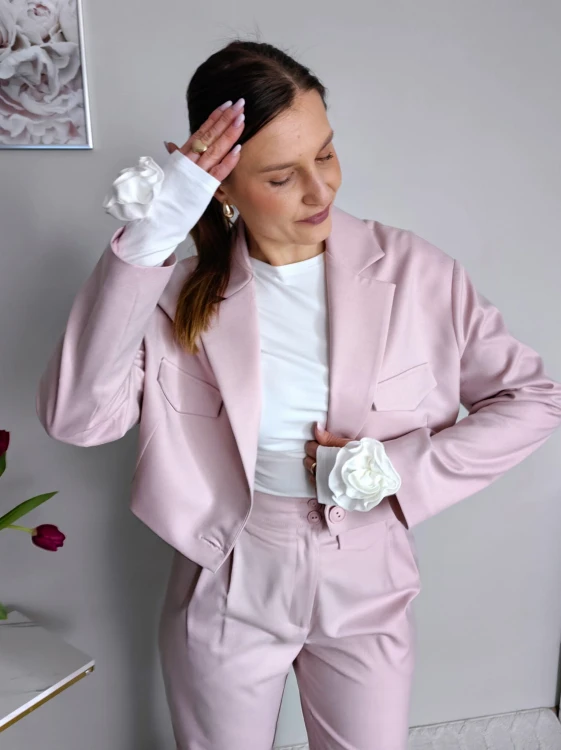 Krótki elegancki żakiet z patkami jasny róż premium