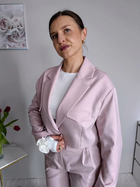 Krótki elegancki żakiet z patkami jasny róż premium