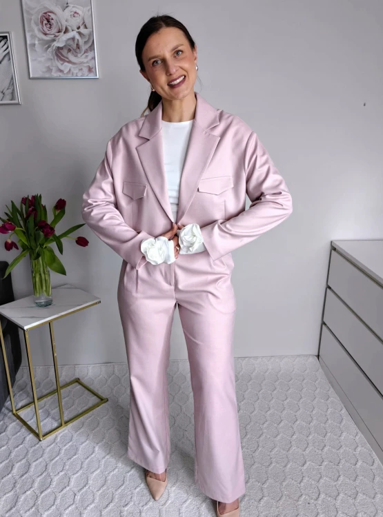 Krótki elegancki żakiet z patkami jasny róż premium