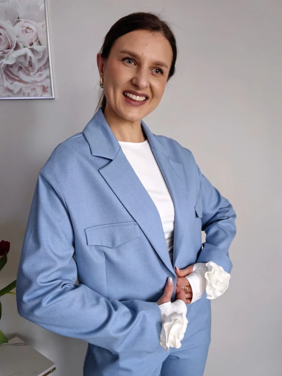 Krótki elegancki żakiet z patkami niebieski premium