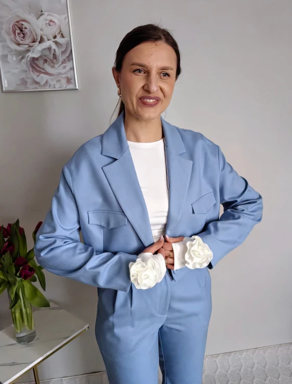 Krótki elegancki żakiet z patkami niebieski premium