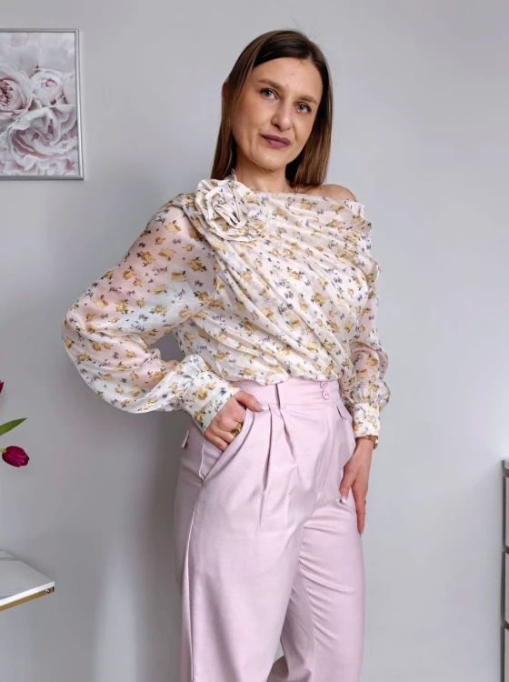 Elegancka szyfonowa bluzka/body z różą beżowa w żółte kwiaty