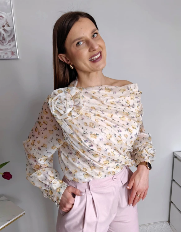 Elegancka szyfonowa bluzka/body z różą beżowa w żółte kwiaty
