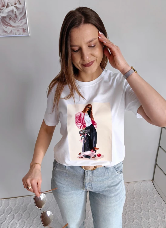T-shirt biały z nadrukiem różowa dziewczyna