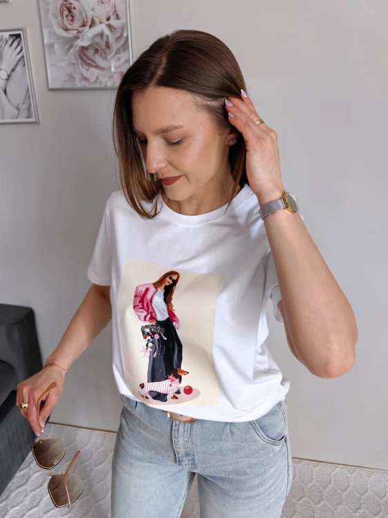 T-shirt biały z nadrukiem różowa dziewczyna