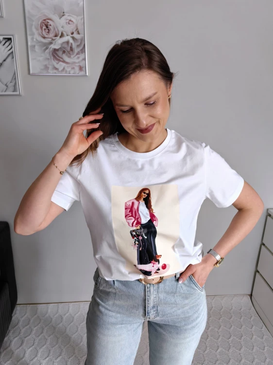 T-shirt biały z nadrukiem różowa dziewczyna