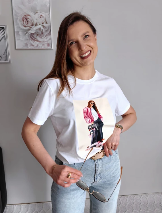 T-shirt biały z nadrukiem różowa dziewczyna