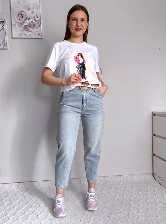 T-shirt biały z nadrukiem różowa dziewczyna