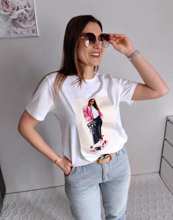 T-shirt biały z nadrukiem różowa dziewczyna