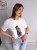 T-shirt biały z nadrukiem dziewczyna z  niebieską bluzą