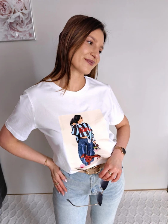 T-shirt biały z nadrukiem dziewczyna z  niebieską bluzą