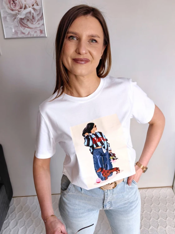T-shirt biały z nadrukiem dziewczyna z  niebieską bluzą