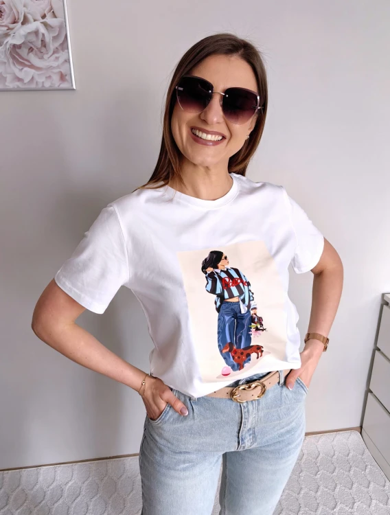 T-shirt biały z nadrukiem dziewczyna z  niebieską bluzą