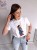 T-shirt biały z nadrukiem dziewczyna z  niebieską bluzą