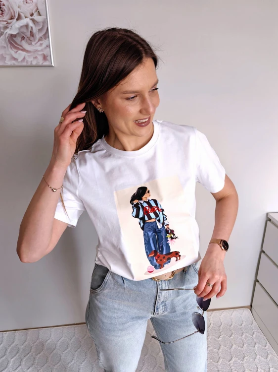 T-shirt biały z nadrukiem dziewczyna z  niebieską bluzą