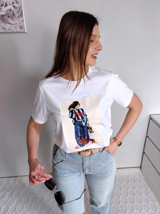 T-shirt biały z nadrukiem dziewczyna z  niebieską bluzą