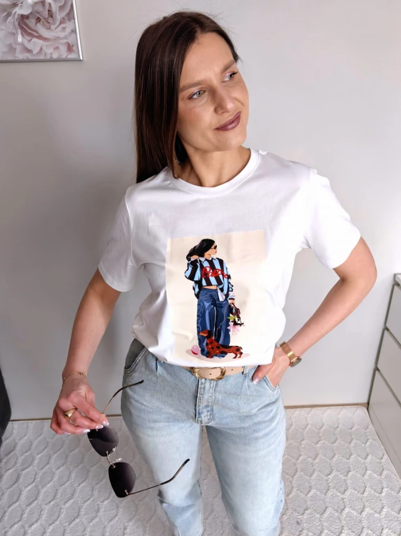 T-shirt biały z nadrukiem dziewczyna z  niebieską bluzą