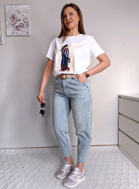 T-shirt biały z nadrukiem dziewczyna z  niebieską bluzą