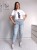 T-shirt biały z nadrukiem dziewczyna z  niebieską bluzą