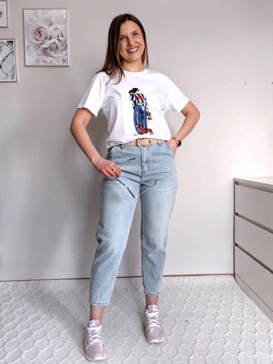 T-shirt biały z nadrukiem dziewczyna z  niebieską bluzą