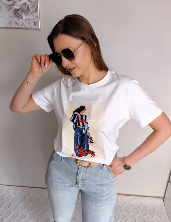 T-shirt biały z nadrukiem dziewczyna z  niebieską bluzą