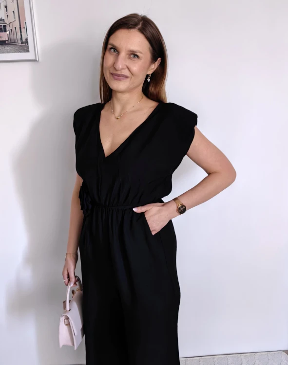 Kombinezon gładki z z różą z poduszkami culotte czarny wiskoza