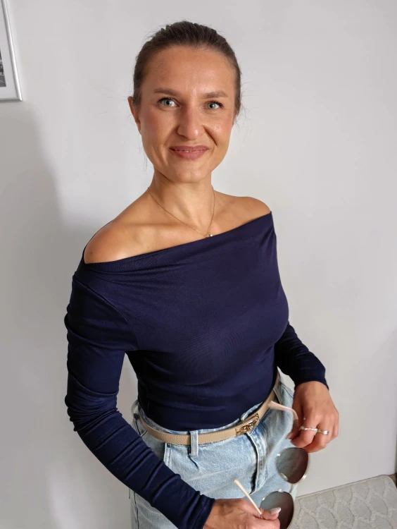 Bluzka z dekoltem łódka 75% bawełna granatowa