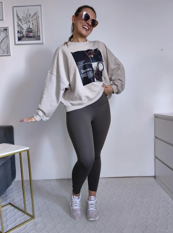 Bluza basic short beżowa z kolażem brown mood 95% bawełna