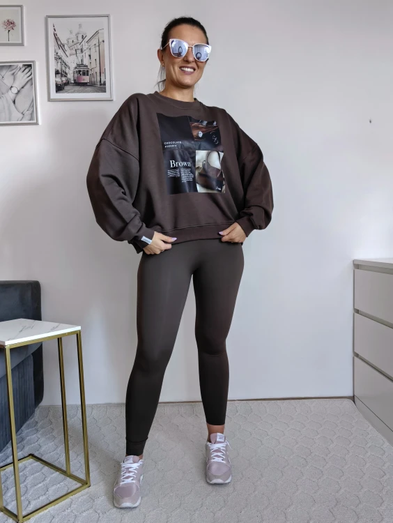 Bluza basic short czekoladowa z kolażem brown mood 95% bawełna