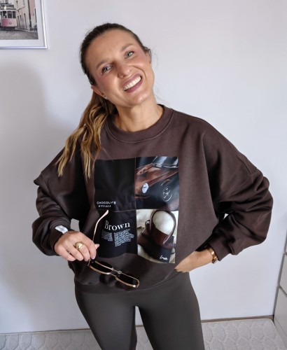 Bluza basic short czekoladowa z kolażem brown mood 95% bawełna