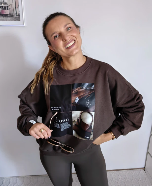 Bluza basic short czekoladowa z kolażem brown mood 95% bawełna