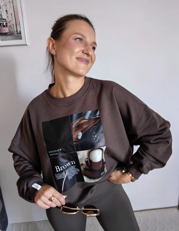 Bluza basic short czekoladowa z kolażem brown mood 95% bawełna