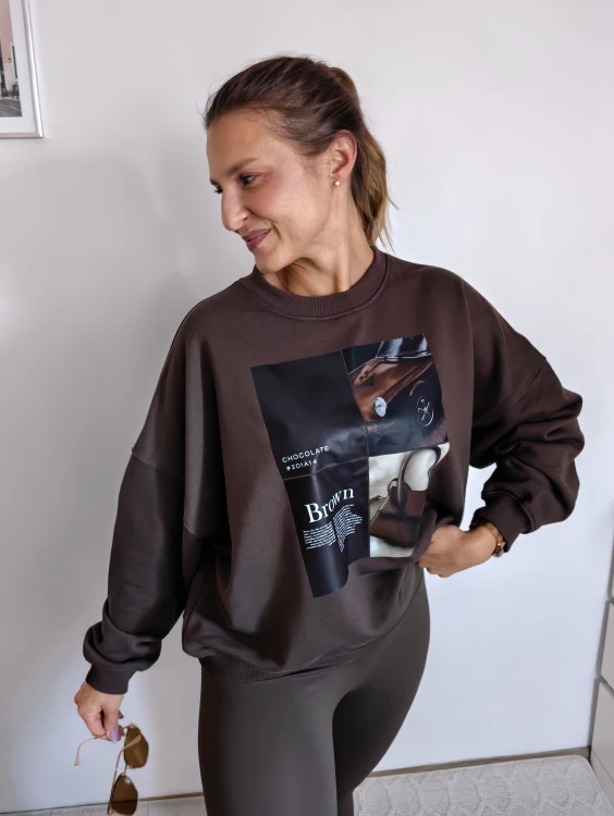 Bluza basic short czekoladowa z kolażem brown mood 95% bawełna