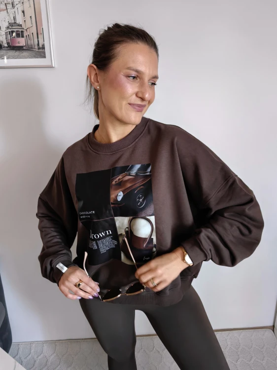 Bluza basic short czekoladowa z kolażem brown mood 95% bawełna