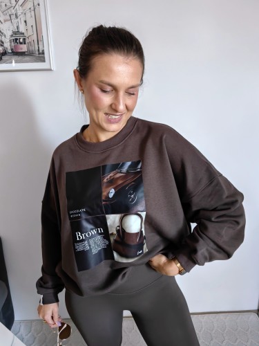 Bluza basic short czekoladowa z kolażem brown mood 95% bawełna