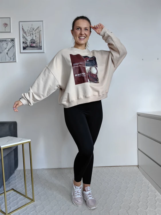 Bluza basic short beżowa z kolażem burgundy mood 95% bawełna